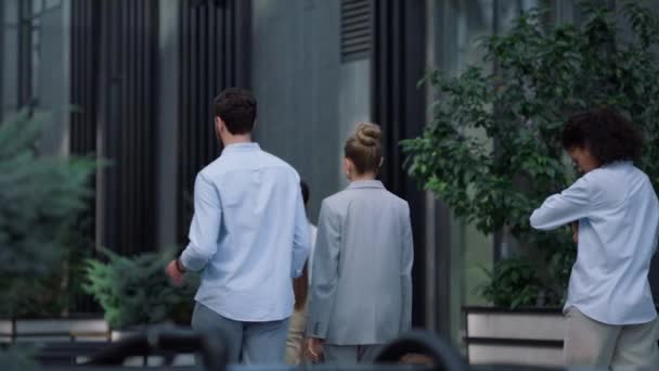 Vállalati emberek sétálnak a belvárosban ebédszünetben. Városi üzleti negyed. — Stock videók
