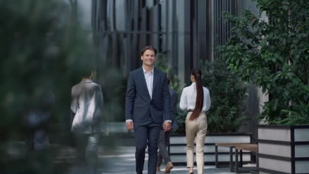 Exitoso y elegante hombre de negocios caminando por el centro de la ciudad mirando a la distancia. — Vídeo de stock