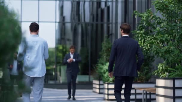 Változatos vállalati emberek sétálnak irodaépületben öltönyben. Az üzletemberek fogalma — Stock videók