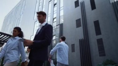 Kağıtları ofis binasının dışına atan sinirli bir yönetici. Duygusal çöküntü.