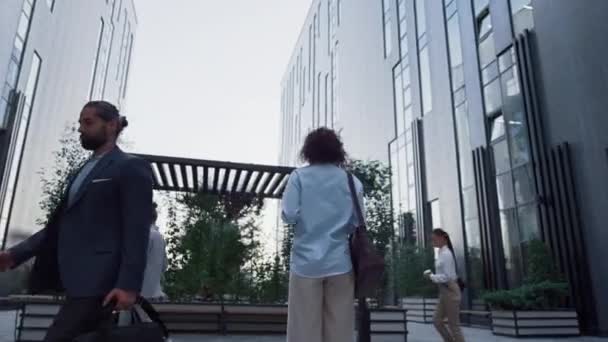 Femme gestionnaire debout dans le centre-ville avant le travail le matin. Vue arrière. — Video