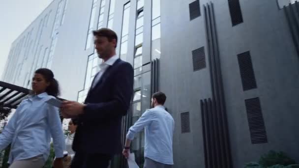 Rozrušený manažer vyhazuje papíry před kancelářskou budovu. Emocionální členění. — Stock video