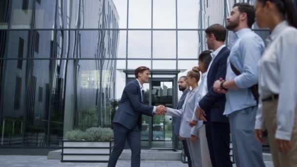 Leader grato che stringe la mano all'edificio degli uffici. Stile di vita aziendale. — Video Stock