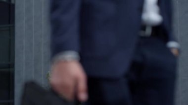 Modern ofis binasında elektrikli scooter kullanan mutlu bir yönetici. Şehir seyahati.