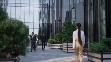 Şehir merkezinde bisiklet süren yakışıklı bir yönetici. Alternatif şehir taşımacılığı