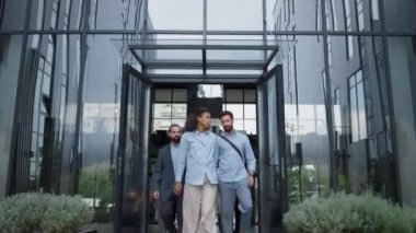 Ofis girişinde duran üzgün iş kadını. İşçi saygısızlığı kavramı.