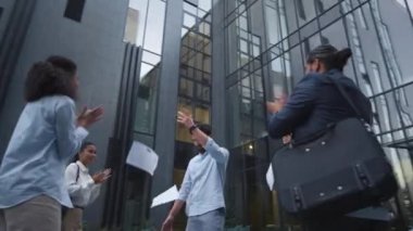 Kendine güvenen lider açık havada takım olarak başarıyı kutluyor. Profesyonel tanıma