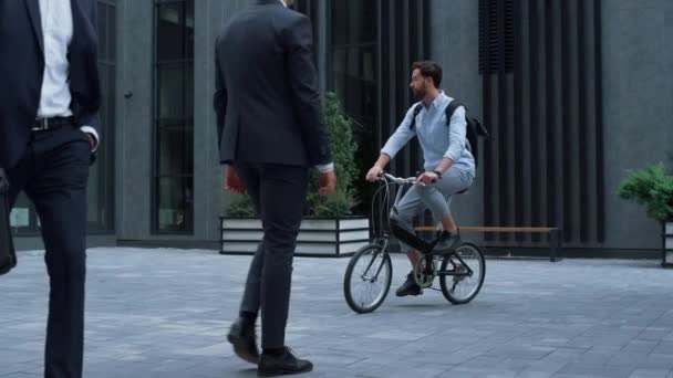 Office manager riding bicycle commuting to work. Alternative transportation. — Stock Video