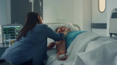 Karısı hastane koğuşunda hasta yatıyor. Sevgili eş destekleyici koca..