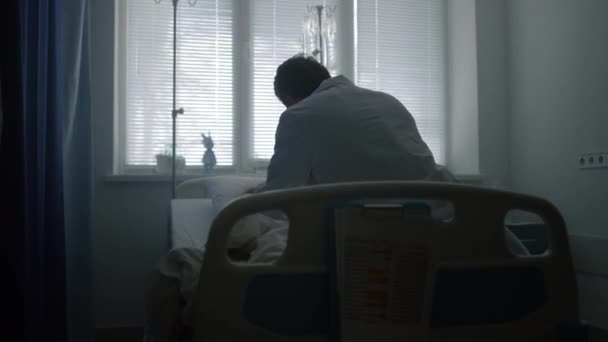 Arzt untersucht Kinderstethoskop auf Krankenhausstation. Krankes Kind bei täglicher Untersuchung. — Stockvideo