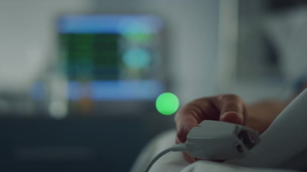 Pulsossimetro al dito nel primo piano dell'ospedale. Visualizzazione del monitor Ecg frequenza cardiaca. — Video Stock