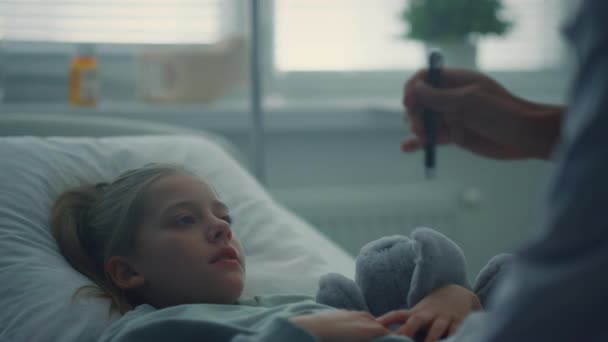 닥터가 환자 병동을 방문했어. 병상에 누워 있는 슬픈 어린 환자. — 비디오