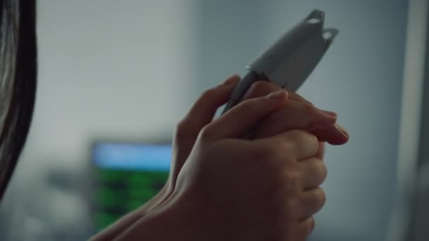 Mulher segurando a mão paciente na enfermaria de perto. Tela do computador do batimento cardíaco do hospital. — Vídeo de Stock
