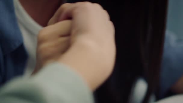 Moeder houdt kind hand vast zittend aan bed close-up. Onvoorwaardelijke ouderliefde. — Stockvideo