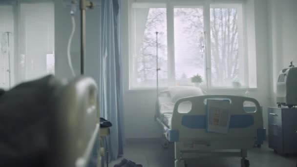 Visitante del hospital apoyando paciente acariciando cara. Clínica moderna sala interior. — Vídeos de Stock