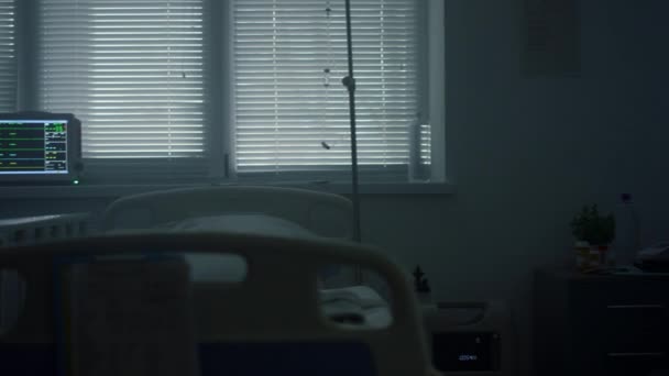 Terapiden sonra hasta çocuğu ziyaret eden üzgün bir kadın. Hastane ameliyathane içi — Stok video