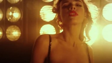 Gece kulübünde seksi dans eden seksi bir kadın. Güzel model cinsel olarak hareket ediyor 