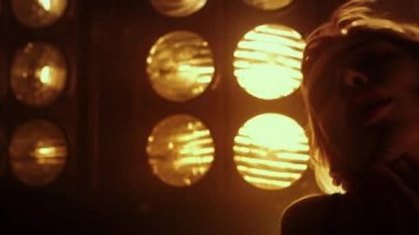 Seksi bir kadın gece kulübünde seks dansını baştan çıkarıyor. Bayan erotik hareketler yapıyor..