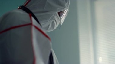 Portre doktoru elinde tablet bilgisayarla hastane koğuşunda.
