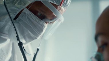 Doktor hasta kalp atışlarını steteskopla dinliyor. Klinik servisini kapatın.. 