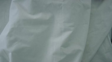 Hasta adam hastane yatağında portrede yatıyor. Hasta ameliyattan sonra iyileşti