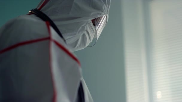 Портрет врача с планшетным компьютером в отделении медицинского защитного костюма — стоковое видео