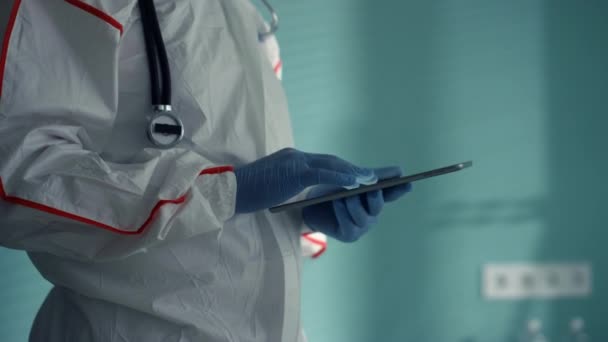 Läkare händer med hjälp av surfplatta dator i smittsam sjukhusenhet närbild. — Stockvideo