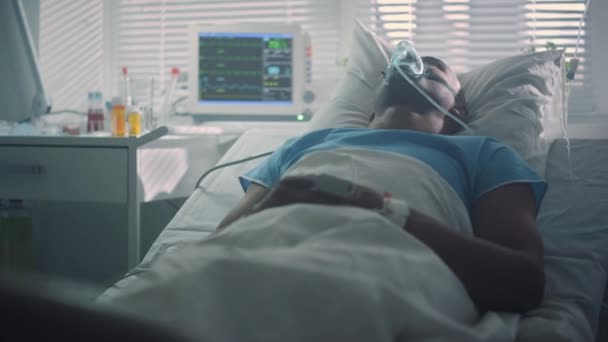 Ill patient breathe oxygen mask in emergency room. Modern hospital ward interior — Stock Video