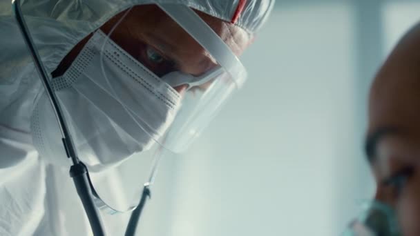 병실에 있는 청진기로 환자의 심장 박동 소리를 듣고 있는 의사. — 비디오