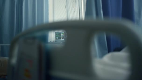 Madre hija usando tableta en la sala del hospital. Padres de apoyo visitan niño enfermo. — Vídeos de Stock