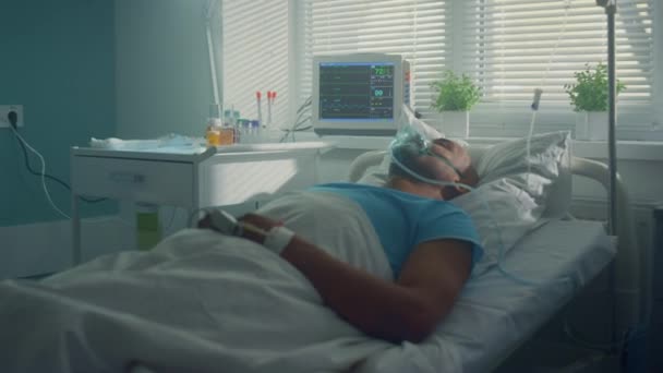 Male patient breathing oxygen mask in clinic. Hospital ward equipment interior. — Stock Video