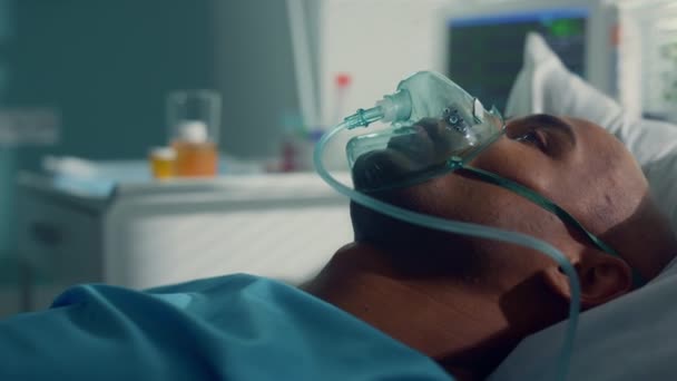 医生带管去做临床检查。病人躺在氧气面罩里 — 图库视频影像