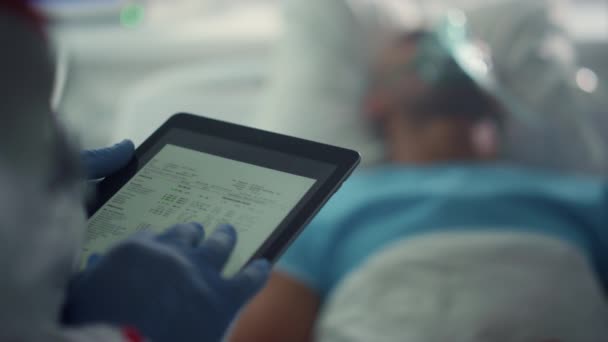 Lékař držící tablet obrazovka kontrola pacienta anamnéza v oddělení detailní. — Stock video