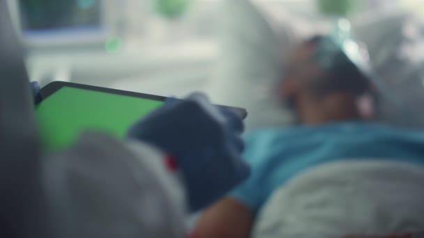 Arts die tablet chroma zeer belangrijke scherm controleren patiënt medische voorgeschiedenis closeup — Stockvideo
