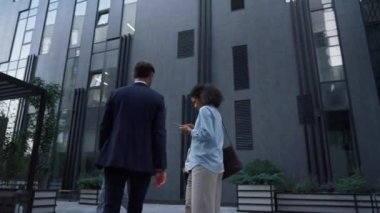 Şehir merkezinde açık havada duran tablet bilgisayarda çalışan ofis kızı..