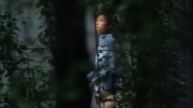 Gülümseyen menajer sokakta elektrikli araç kullanıyor. Modern şehir ulaşımı