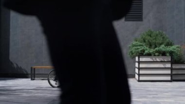 Güneşli bir sabahta ofise gidip gelen çekici bir menajer. Şehir ulaşımı