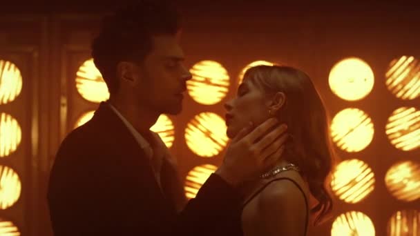 Az érzéki pár bensőséges táncot jár a klubfényekben. Fiatal férfi simogatás forró lány. — Stock videók