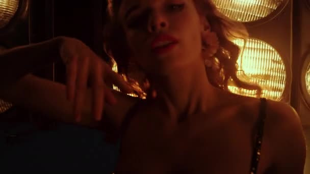 Чувственная девушка флиртует с камерой танцуя в ночном клубе крупным планом. Горячая штучка — стоковое видео