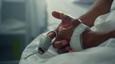 Hasta erkek el nabız oksimetresi. Koğuşta yakın çekim. Coronavirus hastanesi tedavisi
