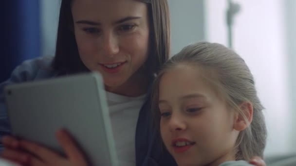 Pige mor holder tablet computer spille online spil sammen i rummet closeup. – Stock-video
