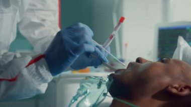 Doktor, koğuşta örnek alıyor. Bulaşıcı ünitede uzman işi.