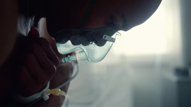 Pasien pria bertopeng oksigen bernapas menyilangkan lengan di unit perawatan intensif. — Stok Video