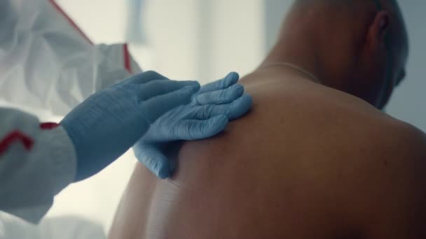 Médico de cerca examinando la espalda manualmente. Control médico desconocido para detectar neumonía. — Vídeos de Stock