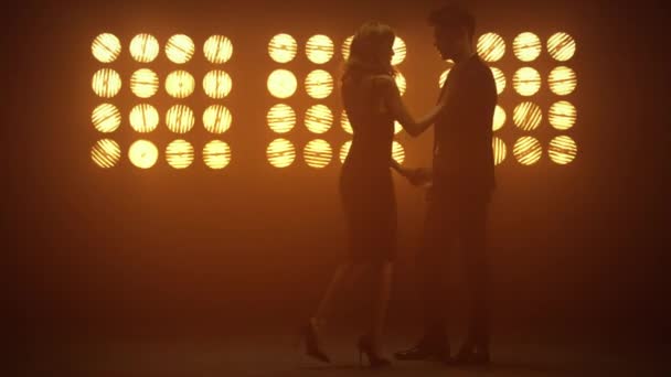 Sensuele paar dansen sexy dans in nachtclub lichten. vrouw flirten duwen man. — Stockvideo
