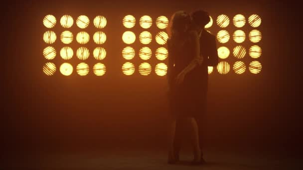 Um homem sensual a dançar atrás de uma mulher abraçadora numa discoteca. cara tocando menina gentilmente. — Vídeo de Stock