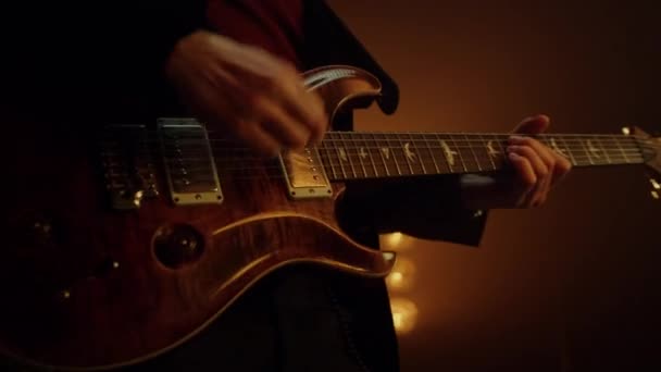 Άγνωστα αντρικά χέρια παίζουν σόλο κιθάρα στο κλαμπ. Guy μουσικός παίζει μουσική. — Αρχείο Βίντεο