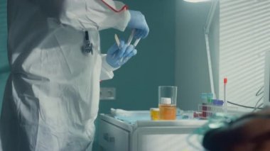 Doktor, hastane bulaşıcı ünitesinde virüs için kovid19 hastasını test ediyor..