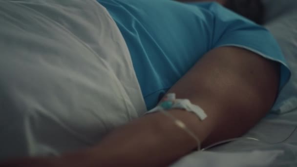 Hustru besöker sjuka patienter på sjukhus. Kärleksfull fru sitter nära medvetslös man — Stockvideo