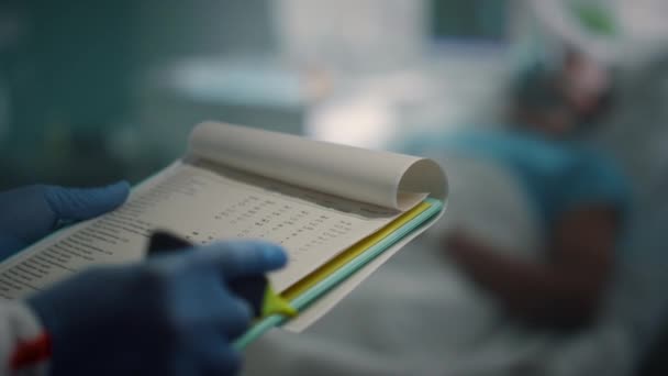 Νοσοκόμα χέρια κρατώντας σημειώσεις κρατώντας πρόχειρο στο νοσοκομείο μολυσματική μονάδα κοντά. — Αρχείο Βίντεο